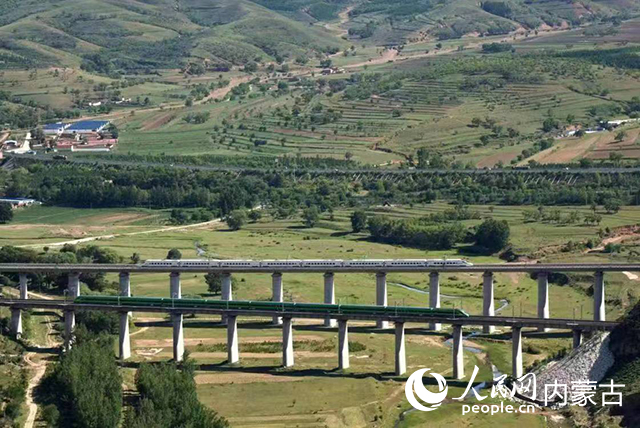 6月15日起草原铁路实施新列车运行图(图1)